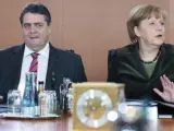 El ministro de Economía, el socialdemócrata Sigmar Gabriel, y la canciller alemana, Angela Merkel, asisten a una reunión de Gabinete en la Cancillería de Berlín.