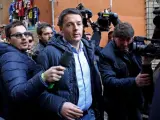 El líder del Partido Demócrata italiano (PD), Matteo Renzi (c), llega a la sede de su partido en Roma.