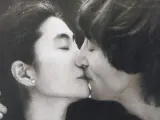 Carátula del disco 'Doble Fantasy' en la que John Lennon y Yoko Ono perpetúan su amor con un beso.