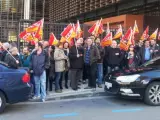 Miembros de CC. OO. Aragón protestan en Zaragoza por las demoras del Fogasa.