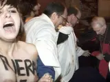 Momento en el que las activistas de Femen abordan con el torso desnudo al presidente de la Conferencia Episcopal Española, Antonio María Rouco.