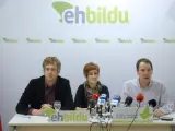 Los representantes de los grupos parlamentarios de Bildu y Aralar-NaBai, integrantes de EHBildu, Maiorga Ramírez, Bakartxo Ruiz y Xabi Lasa (i-d), durante una conferencia de prensa que han ofrecido en Pamplona.