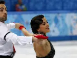Los patinadores españoles Sara Hurtado y Adrià Diaz, durante la ejecución del programa corto en los Juegos Olímpicos de Sochi 2014.