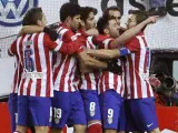 Los jugadores del Atlético de Madrid celebran un gol de David Villa ante el Sevilla.