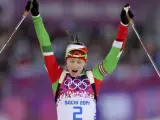 La bielorrusa Darya Domracheva celebra su victoria en la prueba de 12,5 kilómetros con salida en masa del biatlón femenino de los Juegos Olímpicos de Sochi 2014.