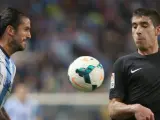 El defensa argentino del Málaga, Marcos Alberto Angeleri (i), disputa un balón con el jugador de la Real Sociedad, José Ángel, durante el Málaga-Real Sociedad liguero.