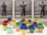 Instalación del artista chino Ai Weiwei, de un valor de un millón de dólares, formada por vasijas de la dinastía Han coloreadas con pintura industrial.