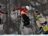El español Lucas Eguibar (c) y el estadounidense Alex Deibold (2-d) compiten durante los octavos de final del Snowboard Cross masculino de los Juegos Olímpicos de Invierno Sochi.