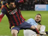 El defensa argentino del Manchester City, Martín Demichelis (d) comete penalti sobre delantero argentino del FC Barcelona, Leo Messi (i) durante el partido de ida de octavos de final de la Liga de Campeones.