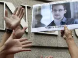 Carteles en apoyo del exempleado de la CIA, Edward Snowden.