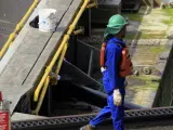 Un trabajador camina por la esclusa de Miraflores en el Canal de Panamá.