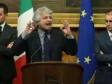 El líder del Movimiento 5 Estrellas (M5S), Beppe Grillo (c), ofrece una rueda de prensa después de su encuentro con Matteo Renzi.