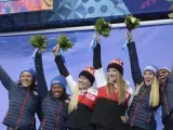 Podio del bobsleigh femenino a dos de los Juegos de Sochi: las canadienses Kaillie Humphries y Heather Moyse (c, oro), las estadounidenses Elana Meyers y Lauryn Williams (i, plata) y las estadounidenses Jamie Greubel y Aja Evans (d, bronce).