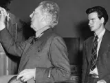 Wright y su asistente en 1940 en los preparativos de una exposición sobre el arquitecto en el MoMA