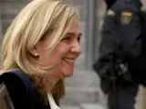 La infanta Cristina, sonriente mientras baja del coche que la trasladó a los juzgados de Palma para declarar como imputada en el 'caso Noós'.