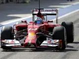 El piloto de Ferrari Fernando Alonso, en el 'pit lane' durante los tests de pretemporada de Bahrein.