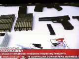 Fotografía de una imagen de un vídeo difundido por la BBC en la que se muestra parte de las armas y la munición que ETA ha entregado a los denominados verificadores internacionales de la Comisión Internacional de Verificación (CIV), liderada por Ram Manikkalingam.