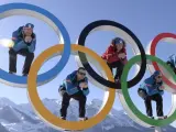 Los esquiadores austriacos (de izda a dcha) Georg Streitberger, Klaus Kroell, Max Franz, Joachim Puchner y Romed Baumann posan en los aros olímpicos durante los entrenamientos oficiales.