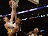 Pau Gasol, Los Ángeles Lakers, juega ante Jason Collins, Brooklyn Nets. Collins es el primer jugador homosexual activo en jugar en la NBA.
