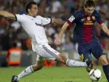 Arbeloa intenta robar el balón a Messi durante un Real Madrid - Barcelona.
