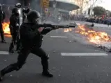 Antidisturbios de los Mossos d'Esquadra, usando las polémicas pelotas de goma durante una manifestación en Barcelona.