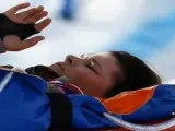 La esquiadora freestyle rusa Maria Komissarova es evacuada por los servicios médicos tras sufrir una grave caída en Sochi.
