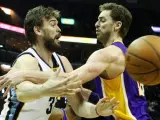 Una imagen de un duelo de los hermanos Gasol en un partido de la NBA.