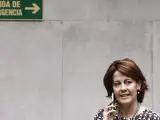 La presidenta del Gobierno navarro, Yolanda Barcina, habla por telefono en el interior del Parlamento autonómico.