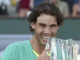 Nadal muerde su trofeo tras proclamarse campeón en Indian Wells, el 17 de marzo de 2013.