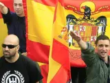 Un grupo de manifestantes realiza el saludo fascista en la manifestación por la unidad de España en Barcelona, el día 12 de octubre.