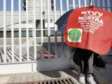 Un trabajador de RTVV se protege del sol, a las puertas del Centro de Emisiones de Burjassot, días después de que el presidente de la Generalitat, Alberto Fabra, anunciara su cierre.