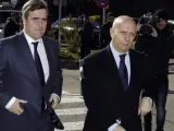 El presidente del Consejo Superior de Deportes, Miguel Cardenal, y el ministro de Educación y Cultura, José Ignacio Wert, a su llegada al velatorio de Luis Aragonés.