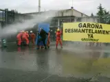 Fotografía facilitada por Grenpeace de los treinta activistas de la organización ecologista que se han concentrado frente a las puertas de la central nuclear de Garoña.