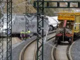 Labores de inspección de la locomotora del tren Alvia procedente de Madrid que descarriló en Santiago de Compostela.