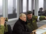 El presidente de Rusia, Vlad&iacute;mir Putin (c), el jefe del Departamento General de Entrenamiento de Combate de la Armada Rusa.
