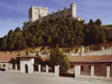 Bodega Protos bajo el Castillo de Pe&ntilde;afiel.