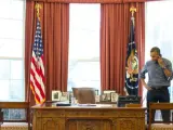 Barack Obama dialoga por teléfono con el presidente ruso, Vladimir Putin, en una imagen difundida por la Casa Blanca.