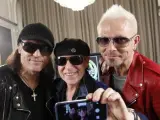 Los miembros de Scorpions Matthias Jabs, Klaus Meine y Rudolf Schenker (de izquierda a derecha) hacen un ‘selfie’ para 20minutos.