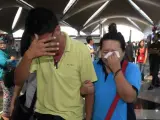 Algunos de los familiares de los pasajeros que viajaban en el vuelo de Malaysian Airlines muestran su angustia mientras esperan noticias en el Aeropuerto Internacional de Kuala Lumpur.