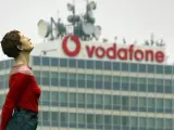 Estatua frente a un edificio de Vodafone.