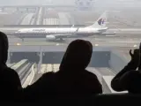 Avión de Malaysia Airlines, igual al desaparecido, en un aeropuerto.