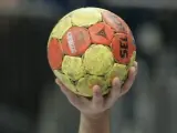 Un jugador se dispone a realizar un lanzamiento contra la portería rival durante un partido de balonmano.