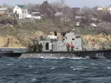 Un barco de la marina rusa patrulla la bahía de Sebastopol en Crimea.