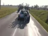 El belga Gianni Meersman pedalea siguiendo la estela de su coche de equipo durante la segunda etapa de la París-Niza 2014 tras sufrir una caída.