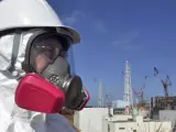Un periodista visita la central nuclear de Fukushima Daiichi en la localidad de Okuma, en la prefectura de Fukushima (Japón), un año después de la catástrofe.