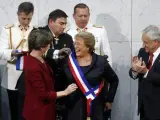 La nueva presidenta de Chile, Michelle Bachelet (c), tras ser investida en su cargo por la nueva presidenta del Senado, Isabel Allende.