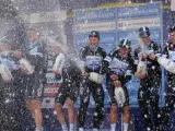 El equipo belga Omega Pharma-Quick Step celebra en el podio su victoria en la crono por equipos inaugural de la Tirreno-Adriático 2014.
