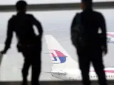 Dos guardias observan una aeronave de Malaysia Airlines en el aeropuerto internacional de Kuala Lumpur.