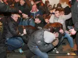 Policías ucranianos defienden a manifestantes de Single Ukraine atacados por simpatizantes de Rusia durante una protesta en el centro de Donetsk.