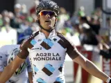 El ciclista colombiano Carlos Alberto Betancur celebra su victoria en la sexta etapa de la París-Niza.